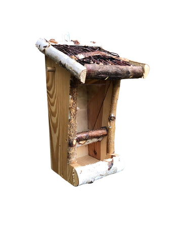 Dutchlander - Vogelvoedersilo – Muurbevestiging – Berkenhout met Wilgen Dak – Plexiglas Venster – 15x19x30 cm