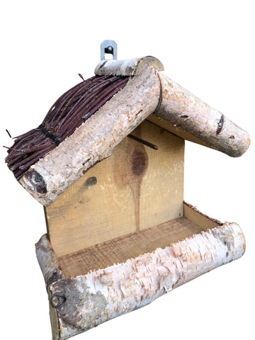 Dutchlander Vogelvoedertafel – Muurbevestiging – Berken met Twijgen Dakje & Vetbolpin – 19x19x9 cm